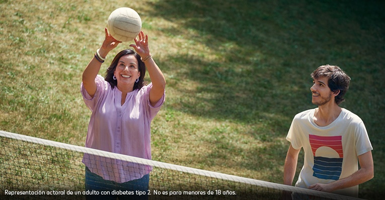 Madre e hijo jugando voleibol